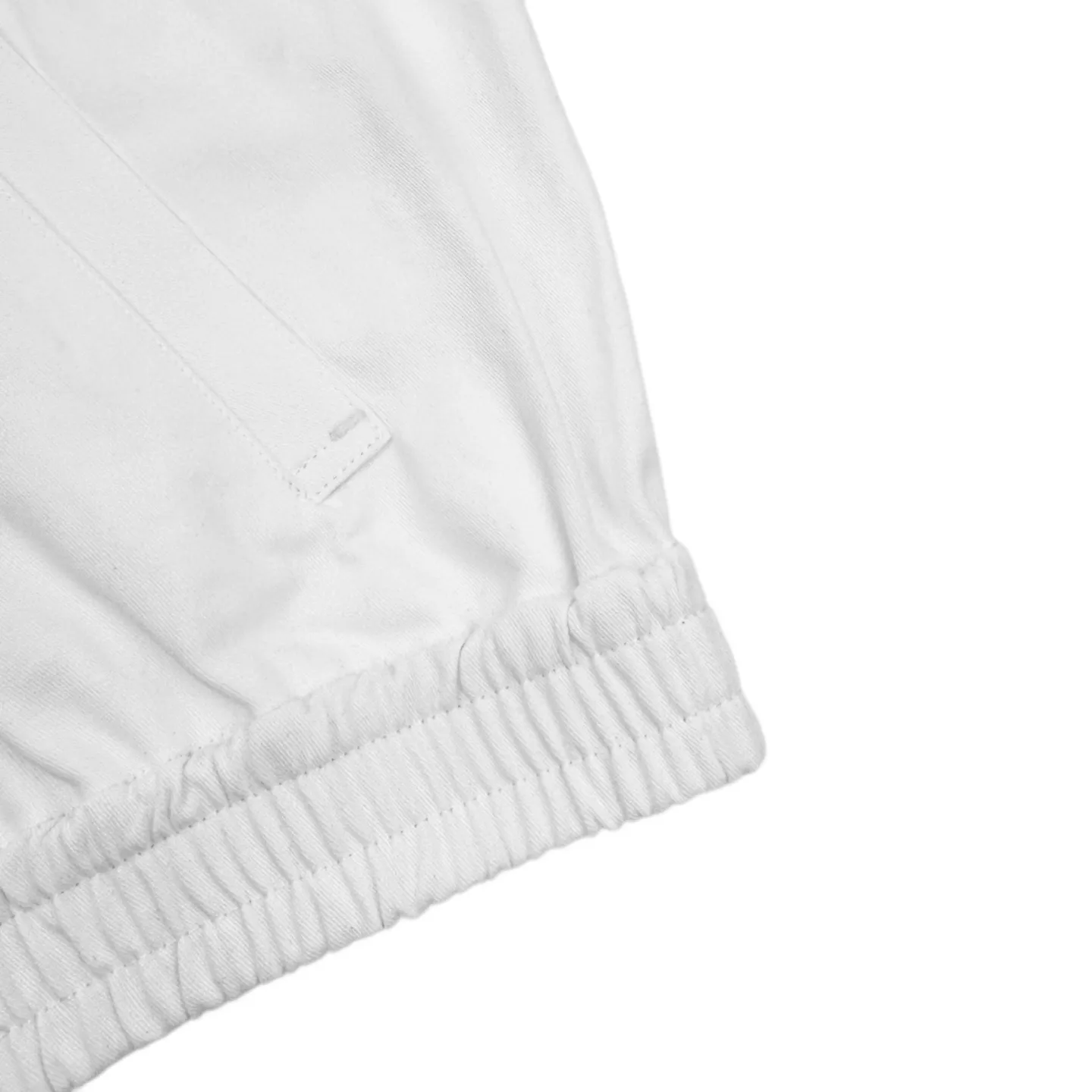 P460 Exclusive supply] Ralph Lauren pony embroidered zipper jacket (white). The original version was purchased for 4,161 and developed. The fabric is made of custom clouded white twill cotton. It is soft, silky and comfortable against the skin. Dressed in pure white, it exudes an innate elegance. The exquisite indigo pony logo is embellished. It is highly recognizable. It has an atmosphere of freedom and vitality. A symphony of pure and smart colors. Reconstruct the classic with a neat silhouette. Define modern relaxation with versatile genes, using imported machine embroidery technology. Use advanced computer control systems and precision mechanical components to achieve iconic pony embroidery operations. High precision. The lines are smooth and delicate. The template machine opens the bag. The preset template guides the position, shape and size of the bag. The accuracy ensures the quality of the bag opening effect. The hem is made in one go using a three-needle waist stretching machine. The special needle position and feeding mechanism of the machine are used to sew the elastic band and the fabric together in the same process. The three-needle design is more solid. It can distribute pressure evenly, ensure that the elastic band and the fabric are closely attached, and the fabric has been washed carefully to have a better hand feel and texture, not easy to deform, not easy to shrink, not easy to fade, and maintain long-term beauty. Size:S/M/L/XL